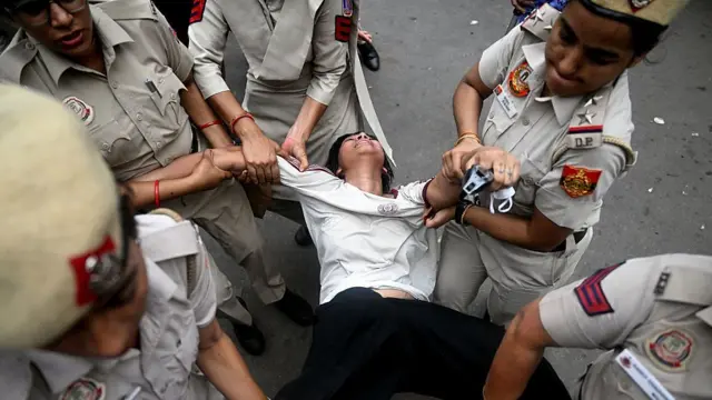  कॉकरोच जनता पार्टी के इस प्रदर्शन को रोकने के लिए दिल्ली में हज़ारों पुलिसकर्मियों और अर्धसैनिक बलों के जवानों को तैनात किया गया है.